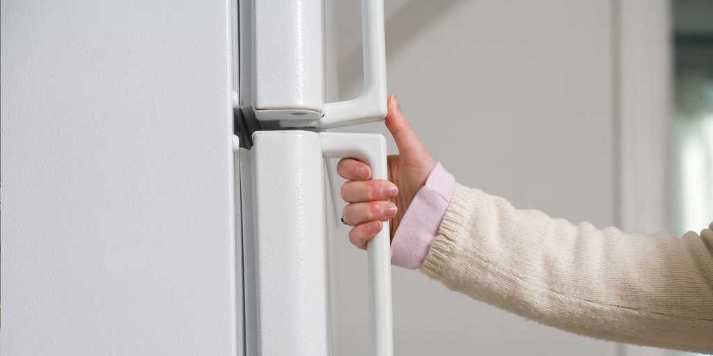 8 علت سفت باز شدن درب یخچال نو و قدیمی تمام برندها