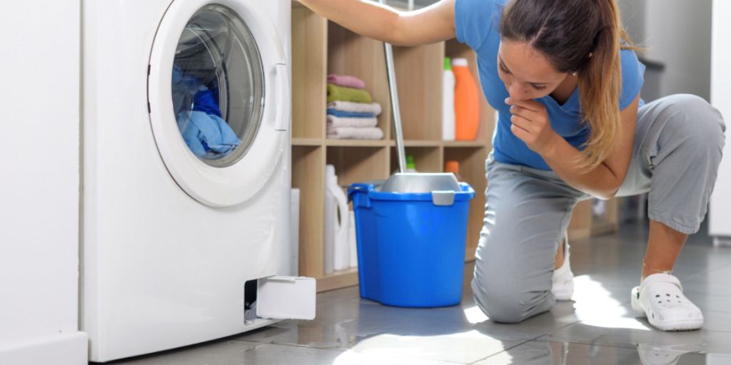 ۹ علت جمع شدن آب در ماشین لباسشویی خاموش تمام برندها + راه حل